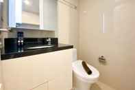 Toilet Kamar Modern Look Studio at Marquis de Lafayette Apartment By Travelio