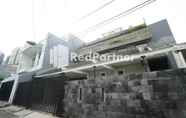 Exterior 5 Tomang Gelong Guest House Syariah Mitra RedDoorz