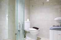 Toilet Kamar Stay Comfort Studio at Tamansari The Hive Apartment By Travelio