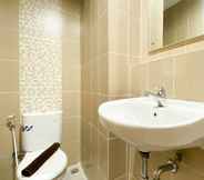Toilet Kamar 3 Comfortable and Homey Studio at Enviro Apartment By Travelio