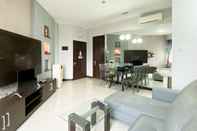 Ruang untuk Umum Homey 2BR Crown Court Executive Condominium Apartment By Travelio