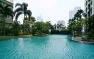 Kolam Renang 6 Homey Best 1BR Apartment at Thamrin Residence By Travelio