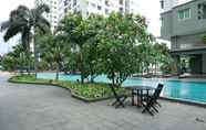 Kolam Renang 5 Homey Best 1BR Apartment at Thamrin Residence By Travelio