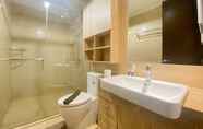 Bilik Mandi dalam Bilik 5 Elegant and Nice 2BR at Menteng Park Apartment By Travelio