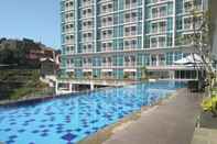 สระว่ายน้ำ View Best Studio Apartment at Taman Melati Jatinangor By Travelio