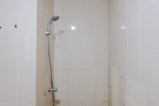 In-room Bathroom 2BR Homey Apartment at Parahyangan Residence By Travelio