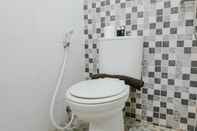 Toilet Kamar 2BR Homey at Suites @Metro Apartment By Travelio