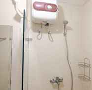 Toilet Kamar 4 Nice and Best Choice 1BR Apartment at Parahyangan Residence By Travelio