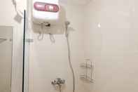 Toilet Kamar Nice and Best Choice 1BR Apartment at Parahyangan Residence By Travelio