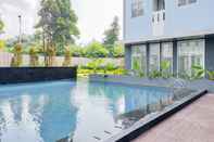 Kolam Renang Stay Cozy Studio at Urbantown Serpong Apartment By Travelio