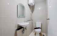 Toilet Kamar 5 Modern and Restful 2BR Majestic Point Serpong Apartment By Travelio