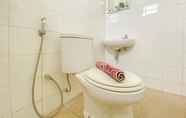 Toilet Kamar 5 Good Deal 2BR Apartment at Kebagusan City By Travelio