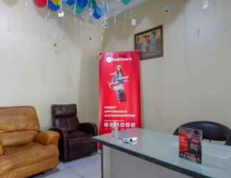 Lobby 2 RedDoorz near Ahmad Yani Monument Park Kudus