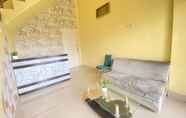 Sảnh chờ 4 Homestay RN near Taman Bambu Runcing Polewali Mitra RedDoorz