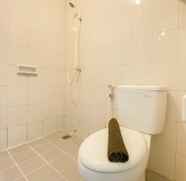 Toilet Kamar 4 Homey and Modern Look 1BR Signature Park Grande Apartment By Travelio