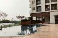 Swimming Pool Minimalist Studio Room Apartment Transpark Juanda Bekasi Timur By Travelio