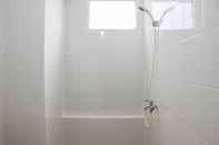 Toilet Kamar Stay Cozy 3BR Bassura City Apartment near Mall By Travelio