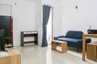 Ruang Umum Stay Cozy 3BR Bassura City Apartment near Mall By Travelio