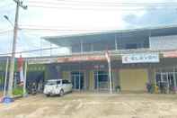 Exterior MJ Guest House Pusat Kota Malili Mitra RedDoorz