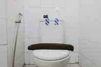 Toilet Kamar Cozy and Homey 3BR Apartment at Gateway Ahmad Yani Cicadas By Travelio
