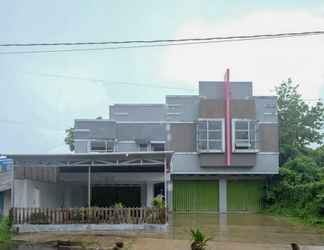 Exterior 2 RedDoorz @ Lapangan Bandara Sam Ratulangi Manado