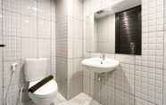In-room Bathroom 3 Studio Relaxing at De Prima Apartment By Travelio