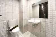In-room Bathroom Look Simply Studio at 21st Floor De Prima Apartment By Travelio