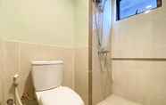 Toilet Kamar 4 Simply and Comfort Stay 2BR at Meikarta Apartment By Travelio