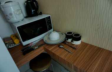 Ruang Umum 2 Cozy and Warm Studio Apartment (No Kitchen) Aeropolis Residence By Travelio