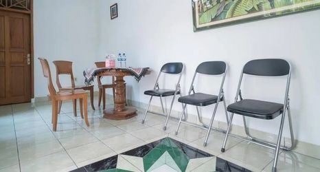 Lobby 2 RedDoorz Near Bundaran Ciceri