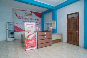 Lobby 4 RedDoorz near RS Mitra Keluarga Waru