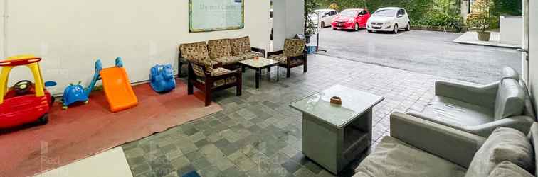 Lobby RedLiving Apartemen Student Castle - Kireily Room Tower B