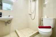 Toilet Kamar Simply and Restful Studio Springlake Summarecon Bekasi Apartment By Travelio