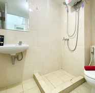 Bilik Mandi dalam Bilik 3 Simply and Restful Studio Springlake Summarecon Bekasi Apartment By Travelio