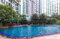 Kolam Renang Comfy and Best Strategic Studio Apartment at Woodland Park Residence By Travelio