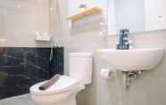 Toilet Kamar 5 2BR Comfort at Kebayoran Icon Apartment By Travelio