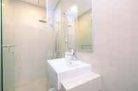 Toilet Kamar Comfy and Modern Look 2BR at Vasaka Solterra Apartment By Travelio