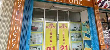 Bên ngoài 2 Hotel Lucky 21 Syariah Mitra RedDoorz