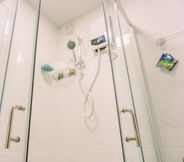 In-room Bathroom 6 Modern Look and Comfort 3BR Sky House BSD Apartment By Travelio