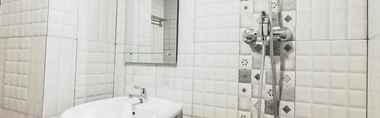 In-room Bathroom 3 Stay Cozy Studio at De Prima Apartment By Travelio