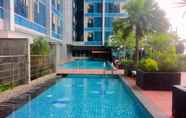 สระว่ายน้ำ 5 Look Simply Studio Apartment Tamansari The Hive By Travelio