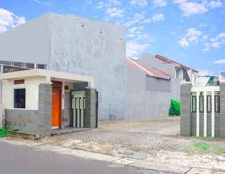 Exterior 2 HP Residence Mitra RedDoorz near Alun Alun Kediri