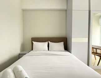 Kamar Tidur 2 Comfy and Modern Look 2BR Vasanta Innopark Apartment By Travelio