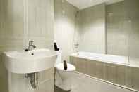 Toilet Kamar Comfy and Modern Look 2BR Vasanta Innopark Apartment By Travelio