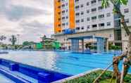 Kolam Renang 7 2BR Comfort Designed at Green Pramuka City Apartment By Travelio