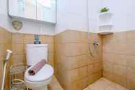 Toilet Kamar 2BR Comfort Designed at Green Pramuka City Apartment By Travelio