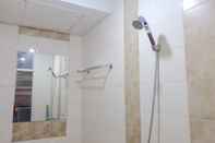 Toilet Kamar 1BR Homey Apartment at The Edge Bandung By Travelio