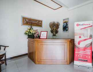 Lobby 2 RedDoorz Syariah near Gelora Delta Sidoarjo