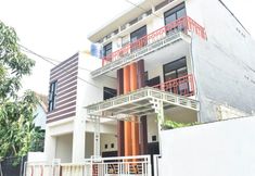 Exterior 6 RedDoorz Syariah near Gelora Delta Sidoarjo 2