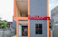 Exterior 6 RedDoorz Syariah near T2 Juanda Airport 2